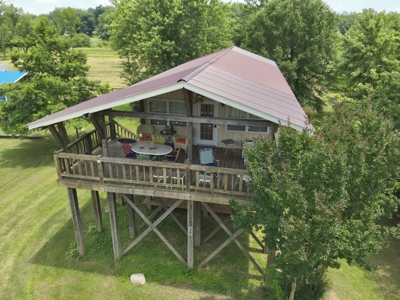 Cabin by Tennessee River Located in Lobelville Tn - image 2