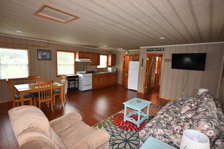 Cabin by Tennessee River Located in Lobelville Tn - image 28