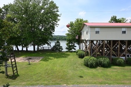 Cabin by Tennessee River Located in Lobelville Tn - image 16