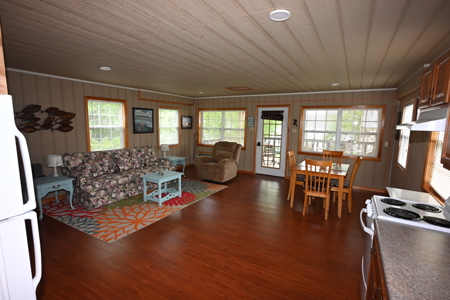 Cabin by Tennessee River Located in Lobelville Tn - image 29