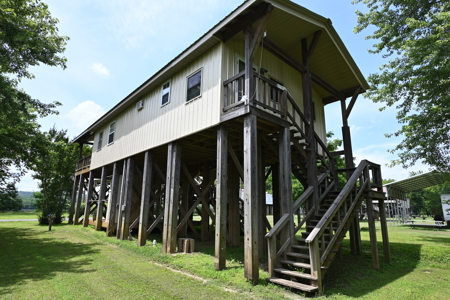 Cabin by Tennessee River Located in Lobelville Tn - image 19