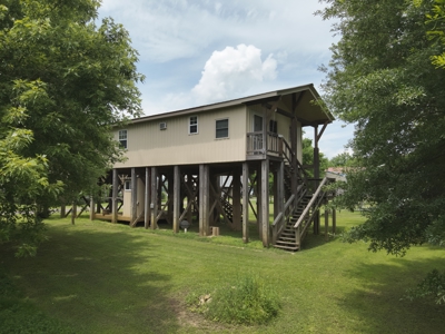 Cabin by Tennessee River Located in Lobelville Tn - image 3