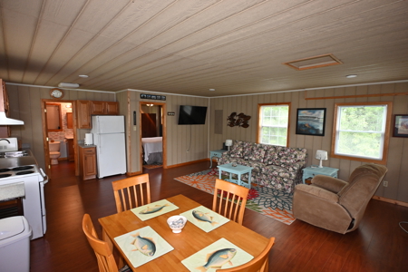 Cabin by Tennessee River Located in Lobelville Tn - image 26