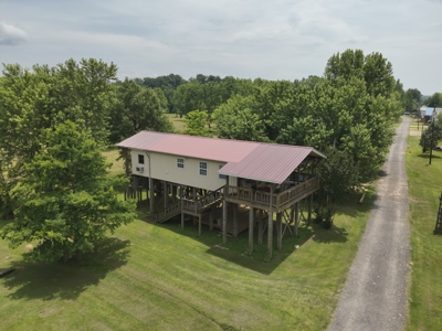 Cabin by Tennessee River Located in Lobelville Tn - image 1