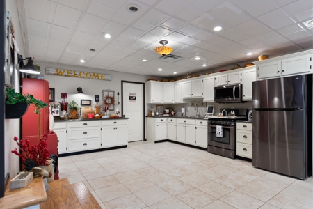 Online Only Absolute Auction 4 bed 3 bath Luxury Home - image 40