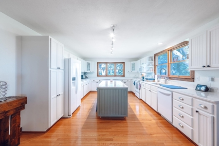 Beautiful Country Home for Sale in Harlan, Iowa - image 35