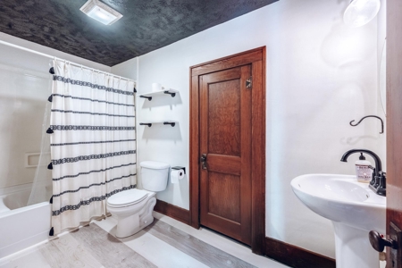 Beautiful Country Home for Sale in Harlan, Iowa - image 17