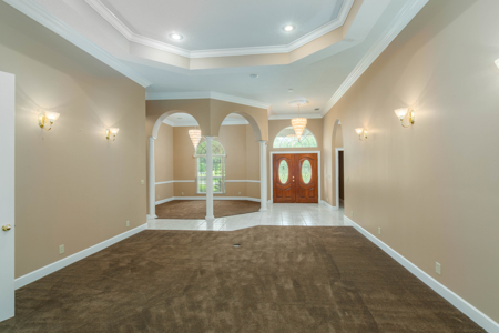 Beautiful Private Estate With Pond - image 10