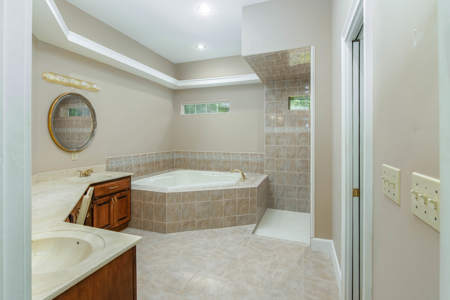 Beautiful Private Estate With Pond - image 12