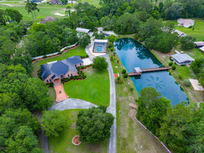 Beautiful Private Estate With Pond - image 1