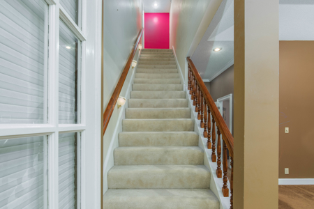 Beautiful Private Estate With Pond - image 15