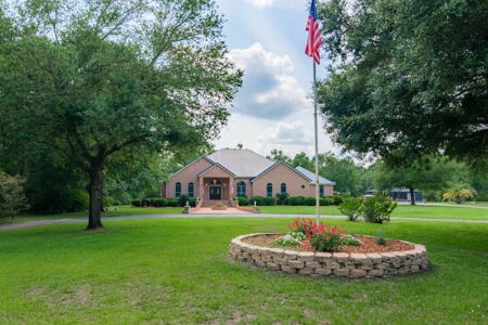 Beautiful Private Estate With Pond - image 3