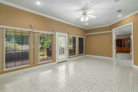 Beautiful Private Estate With Pond - image 16