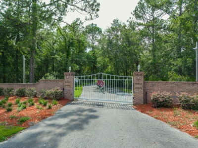 Beautiful Private Estate With Pond - image 2