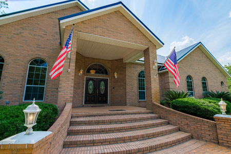 Beautiful Private Estate With Pond - image 8