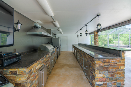 Beautiful Private Estate With Pond - image 6