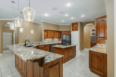 Beautiful Private Estate With Pond - image 17