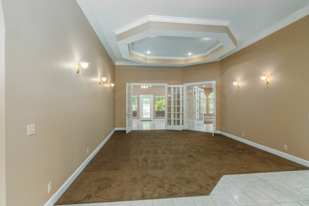 Beautiful Private Estate With Pond - image 9