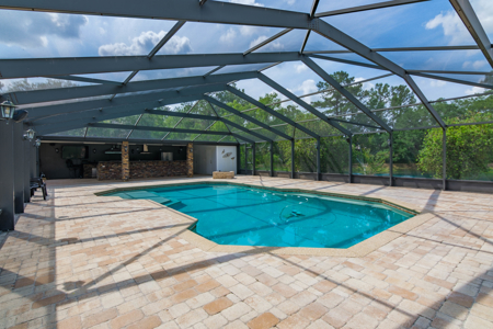 Beautiful Private Estate With Pond - image 4