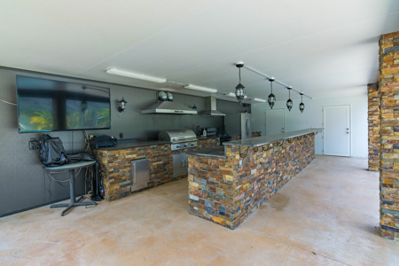 Beautiful Private Estate With Pond - image 5