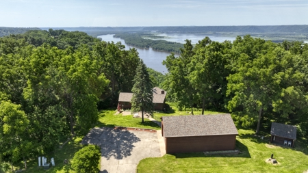 Scenic Point Bluff-Top Retreat with Mississippi River Views - image 2