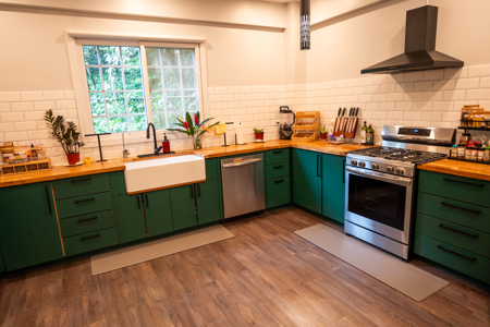 Epic Bed & Breakfast with Pool and One-of-a-Kind Skate Bowl - image 8