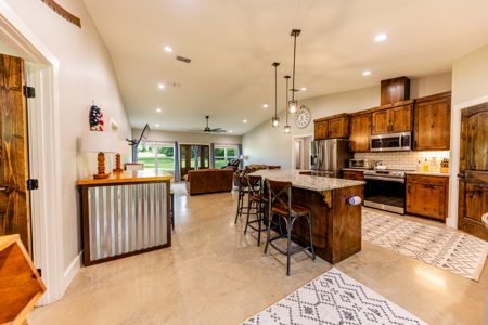 2021 3BR-2.5BA, Insulated AC's Shop + Guest Quarters 15.85 Acres - image 10