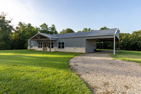 2021 3BR-2.5BA, Insulated AC's Shop + Guest Quarters 15.85 Acres - image 4