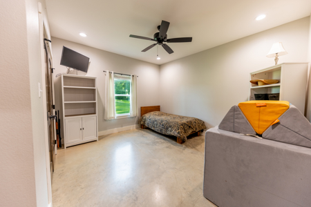 2021 3BR-2.5BA, Insulated AC's Shop + Guest Quarters 15.85 Acres - image 22