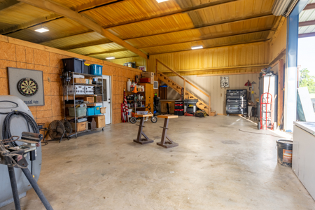 2021 3BR-2.5BA, Insulated AC's Shop + Guest Quarters 15.85 Acres - image 29