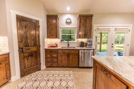 2021 3BR-2.5BA, Insulated AC's Shop + Guest Quarters 15.85 Acres - image 9