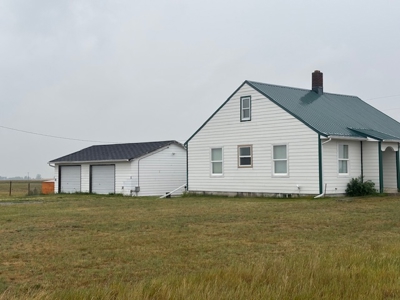 Country home on 20 acres barn, fenced, garage - image 1