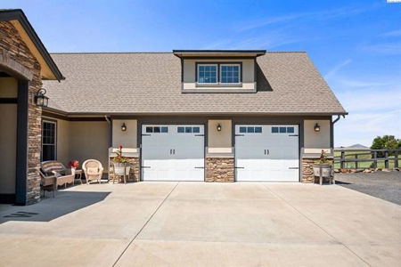 Stunning Country Home Property on 5 Acres in Colfax, Washington! - image 2