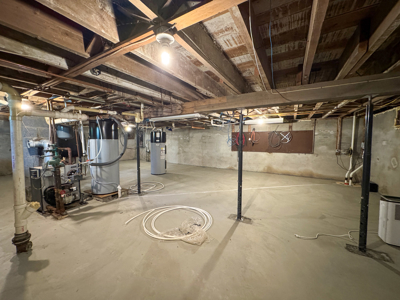 Spacious Intown Split Level Home - image 29