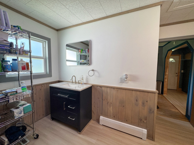 Spacious Intown Split Level Home - image 15