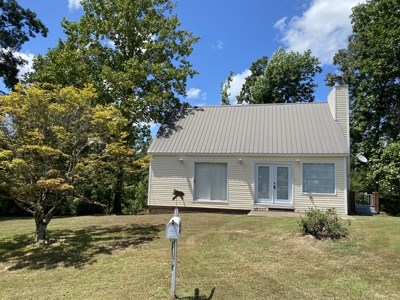 Seasonal River View Home In Town For Sale In Tn - image 17