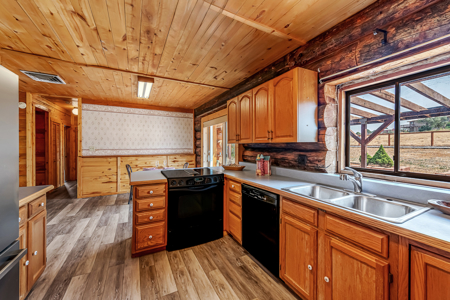 Rustic Log Home with Panoramic Views - image 19