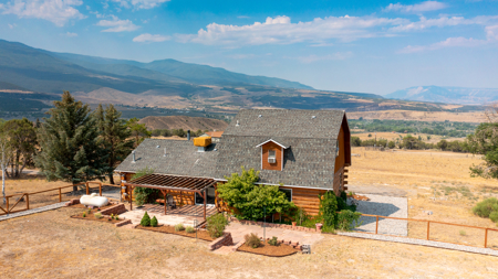 Rustic Log Home with Panoramic Views - image 7