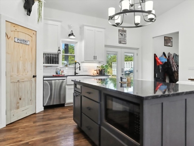 Modern Barndominium on 5 Acres - Close to Town, Full of Charm! - image 10