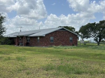 Open floor plan! 3Bed Room 2 Bath Brick Home 2-Car Garage 2 acres - image 1