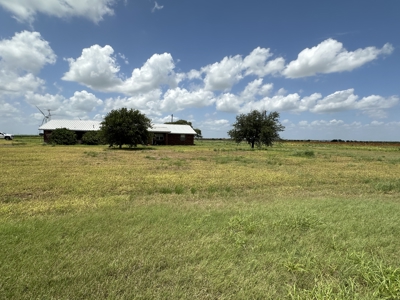 Open floor plan! 3Bed Room 2 Bath Brick Home 2-Car Garage 2 acres - image 3