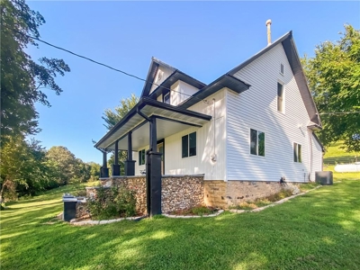 Remodeled 3 Bed 3 Bath Farm House in Alpena, Ar For Sale - image 2