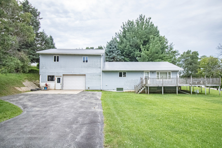 Home in Anamosa, IA for Auction - image 1