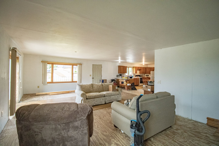 Home in Anamosa, IA for Auction - image 9