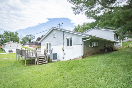 Home in Anamosa, IA for Auction - image 4