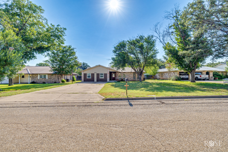 Family-Friendly 4-Bedroom Home in Sonora TX - image 2