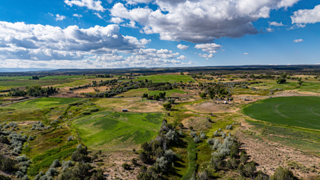 Country Home For Sale with Ample Water Rights on 40 Acres - image 12
