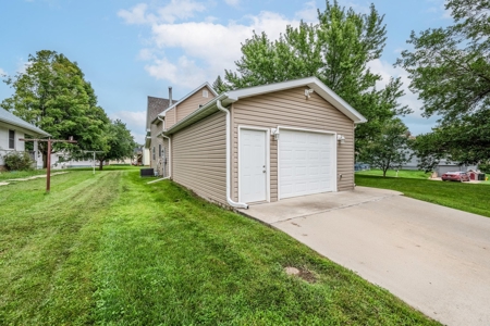 4 Bedroom Country Home for Sale in Harlan, Iowa - image 38
