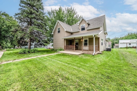 4 Bedroom Country Home for Sale in Harlan, Iowa - image 1