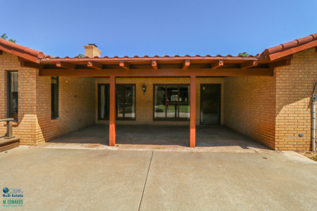 Gorgeous Home in a GREAT Neighborhood *4 Car Garage & Basement!* - image 2